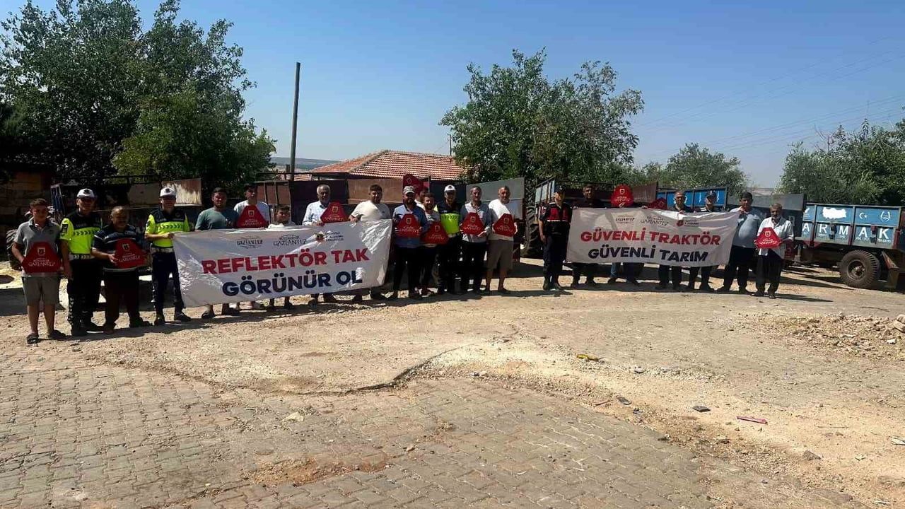 GAZİANTEP'TE JANDARMA EKİPLERİNCE TARIM İŞÇİLERİNİ TAŞIYAN ARAÇLAR VE TRAKTÖR SÜRÜCÜLERİNE GÜVENLİ...