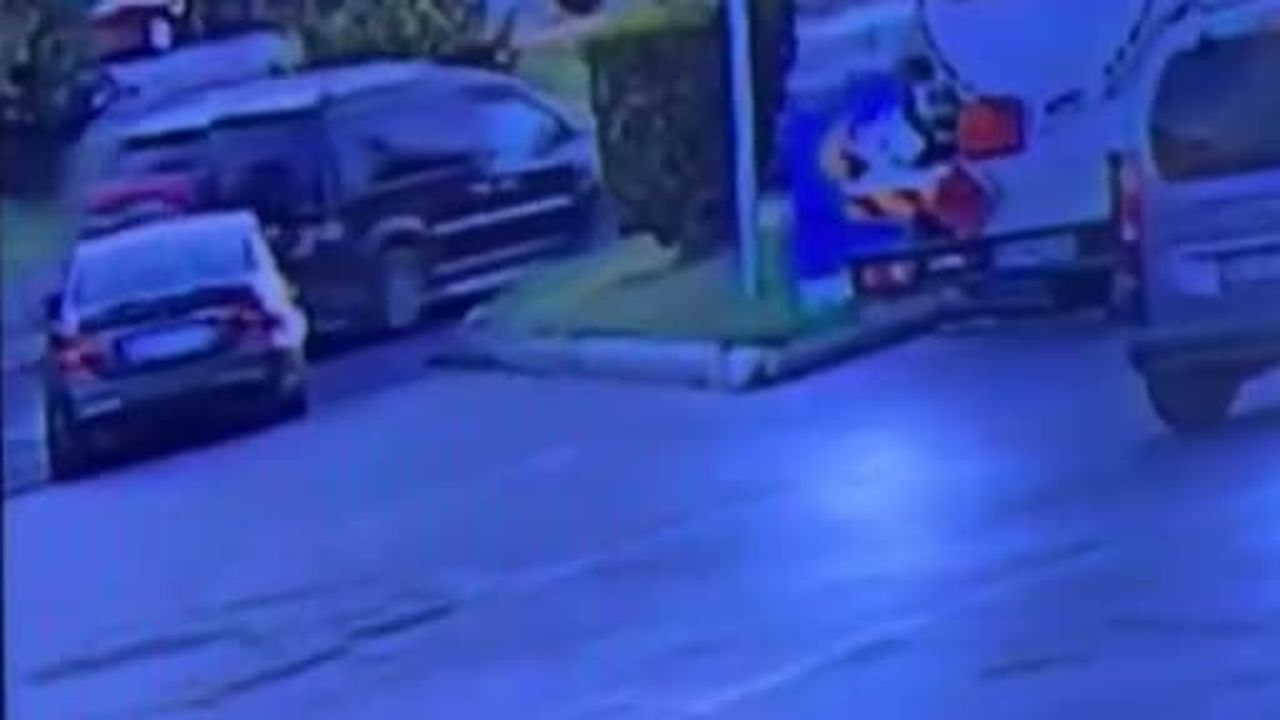 Elazığ'da tır çarptığı otomobili böyle sürükledi