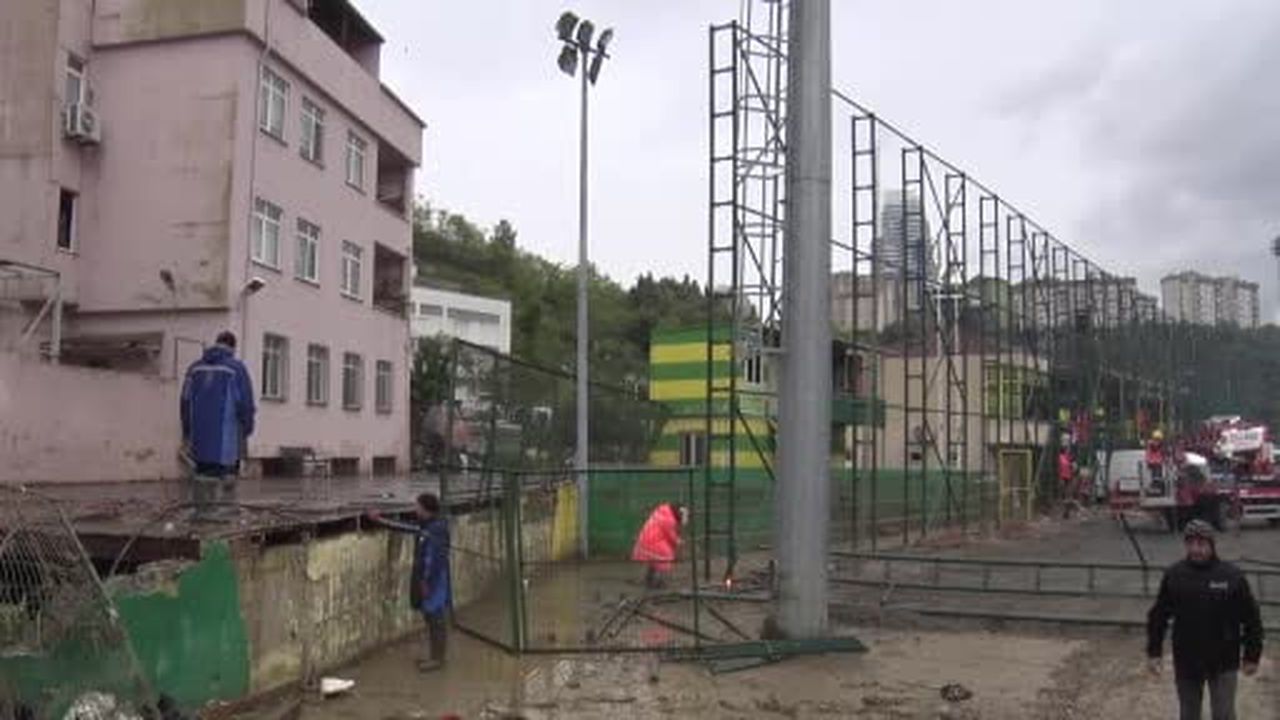 Sel afetinin yaşandığı Sarıyer Ayazağa’da, dere yatağında bulunan stadyumun yıkımına...