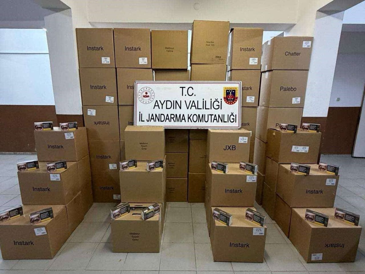 AYDIN’IN KÖŞK İLÇESİNDE JANDARMA EKİPLERİNCE DURDURULAN ARAÇTA 630 BİN ADET FATURASIZ BOŞ MAKARON...