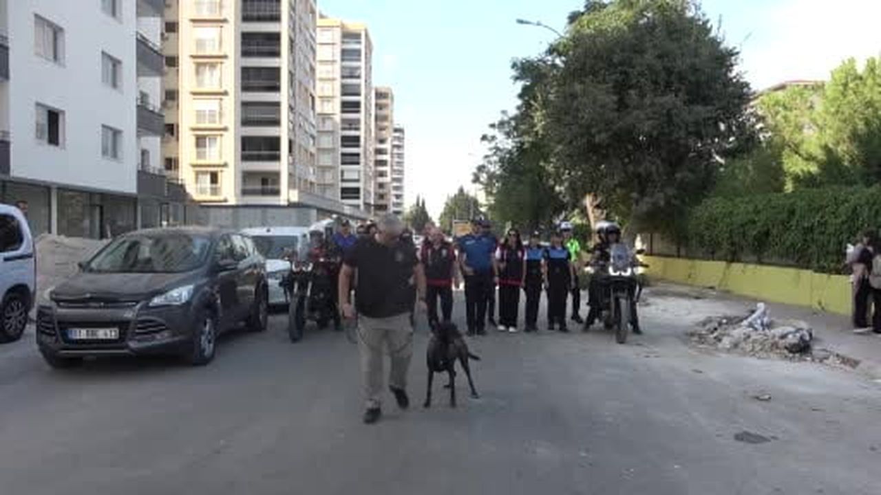 Adana’da okulların ilk gününde polisten güvenlik uygulaması