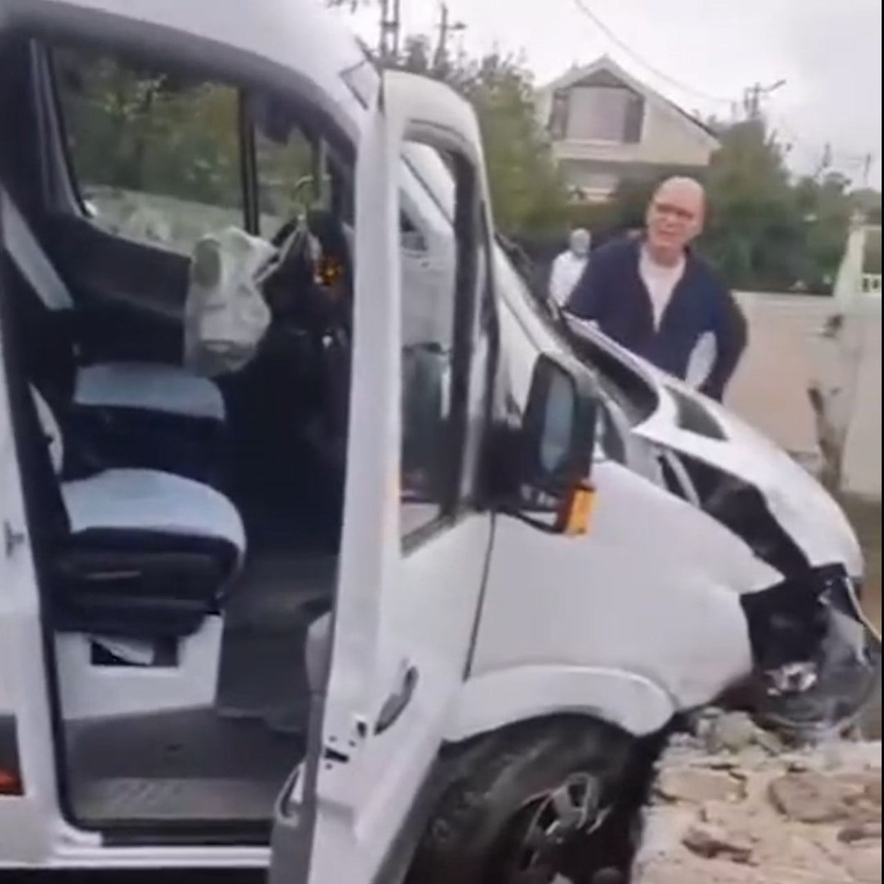 İSTANBUL SARIYER’DE OKUL SERVİSİ, SÜRÜCÜSÜNÜN DİREKSİYON HAKİMİYETİNİ KAYBETMESİ SONUCU DUVARA...