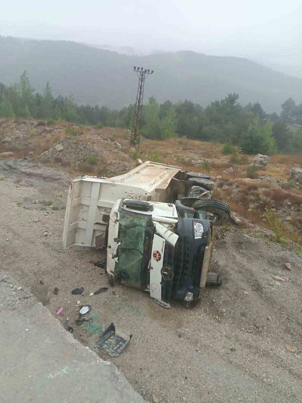 BOLU’DA, YAĞIŞ NEDENİYLE KAYGANLAŞAN YOLDA KONTROLDEN ÇIKAN HAFRİYAT KAMYONUNUN ŞARAMPOLE...
