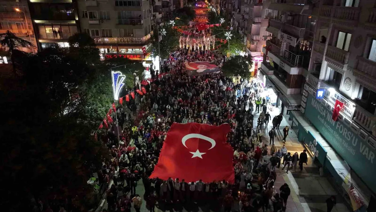 CUMHURİYET’İN 103’ÜNCÜ KURULUŞ YIL DÖNÜMÜ MANİSA’DA BANDO KONSERLERİ, DRONE GÖSTERİSİ, FENER ALAYI...