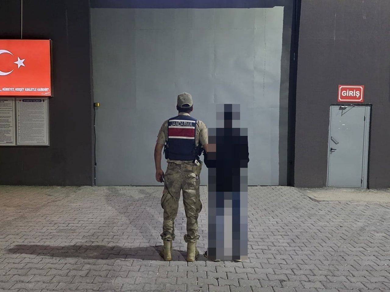 ŞANLIURFA’NIN SİVEREK İLÇESİNDE, HAKKINDA "UYUŞTURUCU VEYA UYARICI MADDE TİCARETİ YAPMA VEYA...