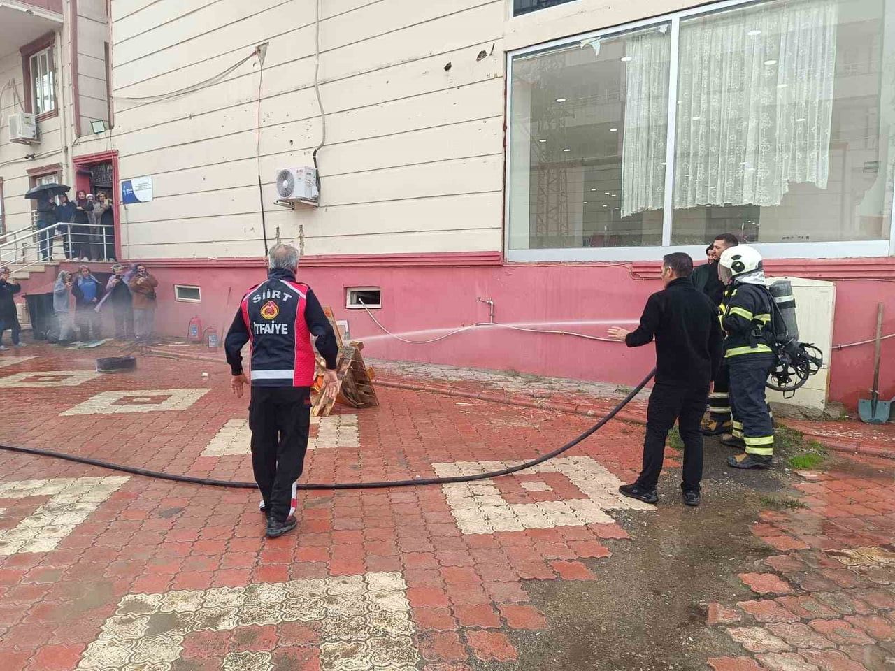 SİİRT’TE KIZ ÖĞRENCİ YURTLARINDA YANGIN TATBİKATI: ÖĞRENCİ VE PERSONELE UYGULAMALI...