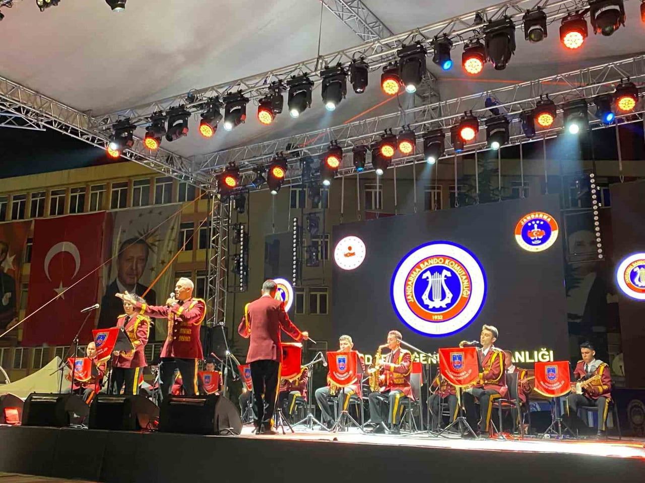 BÜYÜK TAARRUZ ZAFER HAFTASI ETKİNLİKLERİ ÇERÇEVESİNDE AFYONKARAHİSAR’DA SAHNE ALAN JANDARMA GENEL...