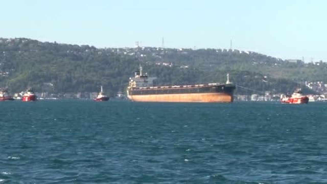 Liberya bayraklı "Anna-S" isimli kuru yük gemisi İstanbul Boğazı’ndan geçiyor