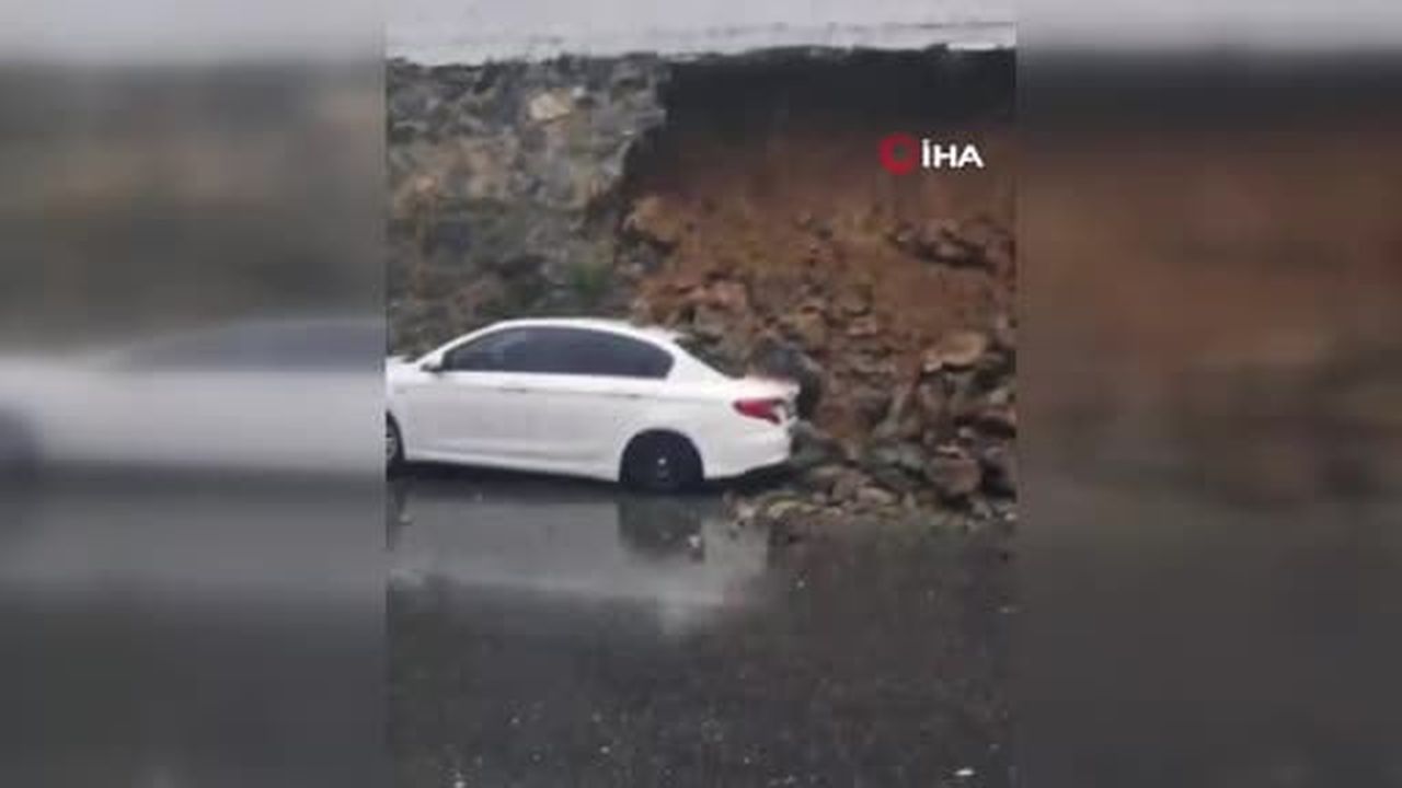 Sultangazi'de duvar böyle çöktü, otomobil hasar aldı