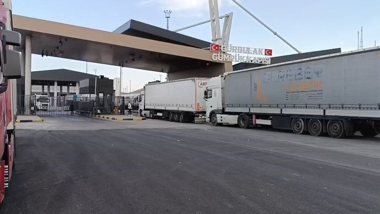 AĞRI’NIN DOĞUBAYAZIT İLÇESİNDE BULUNAN GÜRBULAK GÜMRÜK KAPISI’NDA TIR YOĞUNLUĞU NEDENİYLE ARAÇ...