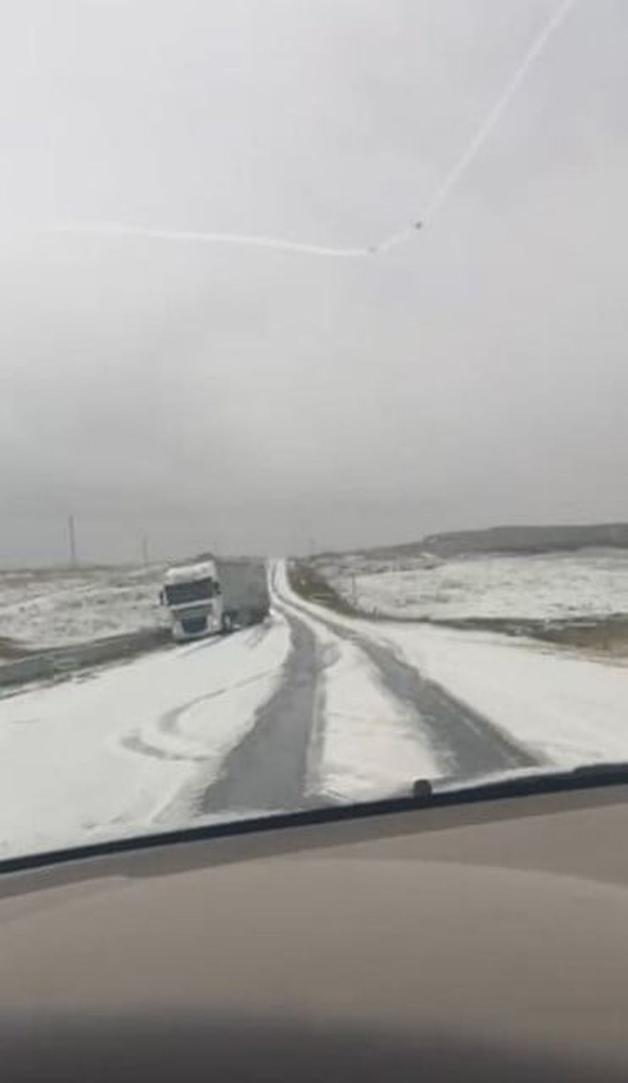 ARTVİN’DE SAĞANAK YAĞIŞ YÜKSEK KESİMLERDE YERİNİ DOLUYA BIRAKIRKEN, BEYAZA BÜRÜNEN SAHARA...