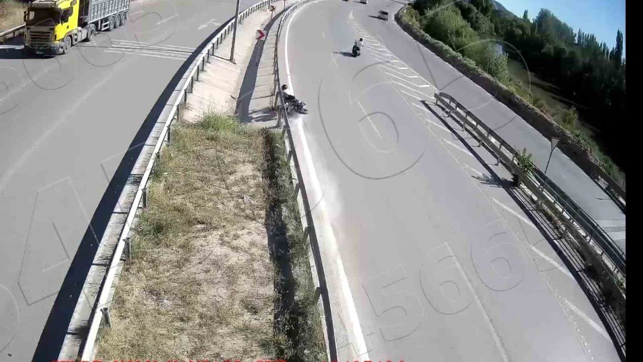 AMASYA’DA HIZLA SEYİR HALİNDEYKEN SAVRULAN MOTOSİKLET BARİYERLERE ÇARPTI. YARALANAN IRAK UYRUKLU...