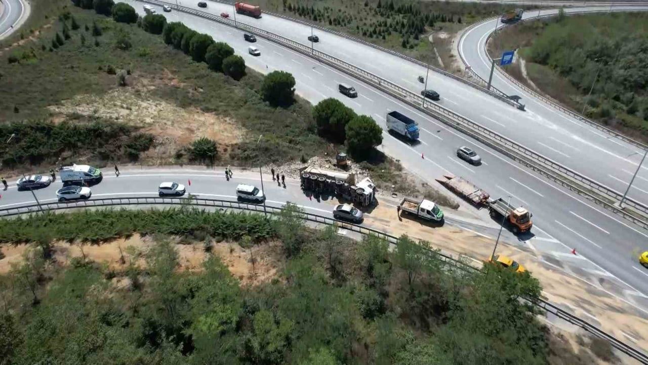 EYÜPSULTAN'DA HAFRİYAT KAMYONU DEVRİLDİ