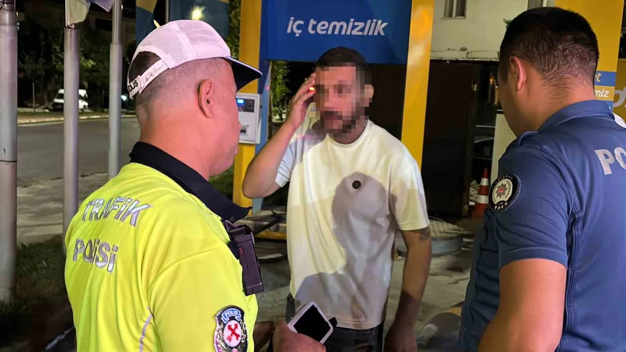 AKSARAY’DA ALKOLLÜ HALDE KULLANDIĞI OTOMOBİLLE PARK HALİNDEKİ OTOMOBİLE ÇARPIP OLAY YERİNDEN KAÇAN...