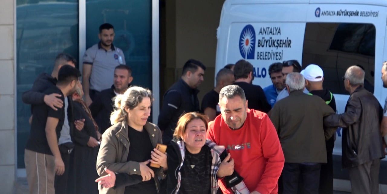 CENAZEYİ ALMAYA GELEN YAKINLARI 'DALIM GİTTİ' DİYEREK GÖZYAŞI DÖKTÜ.