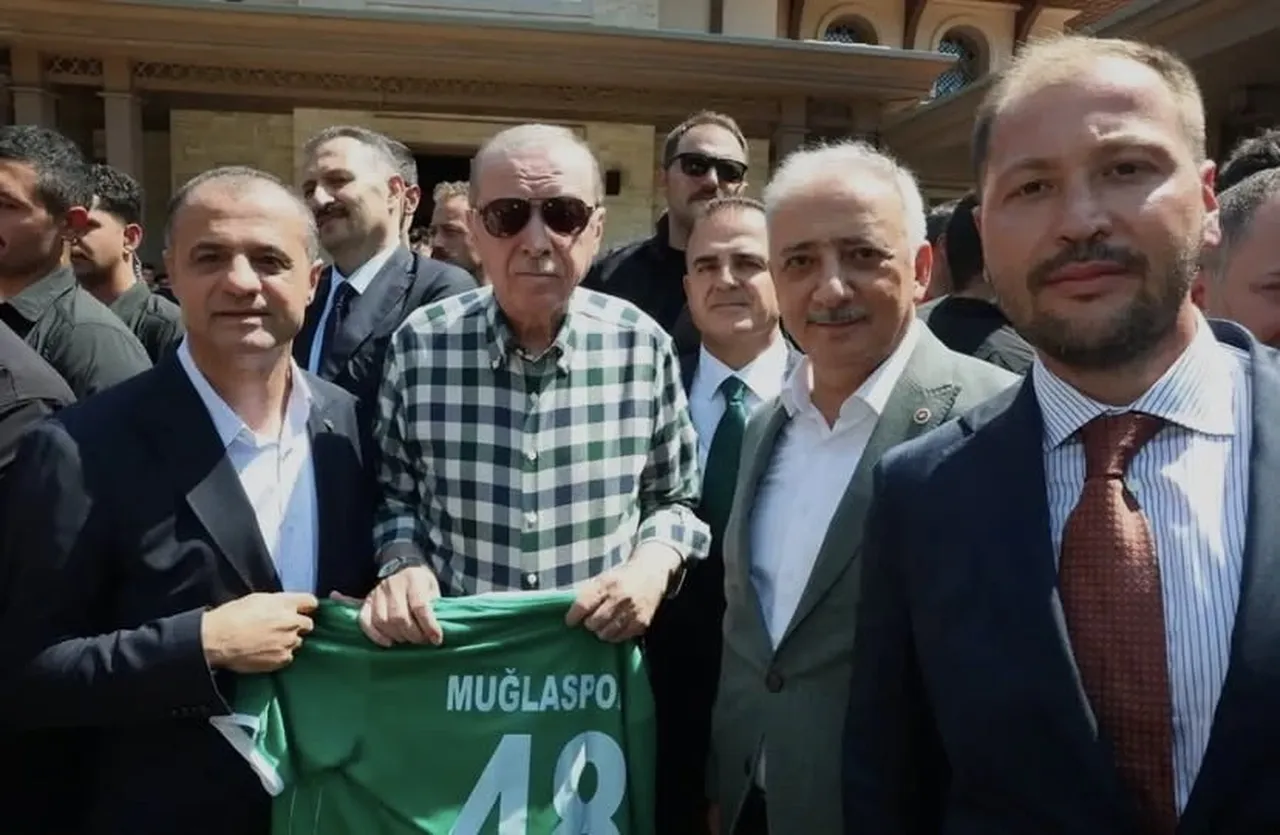 CUMHURBAŞKANI ERDOĞAN’A MUĞLASPOR FORMASI TAKDİM EDİLDİ. KIYANÇ, FORMA TAKDİMİNİN ARDINDAN ERDOĞAN...