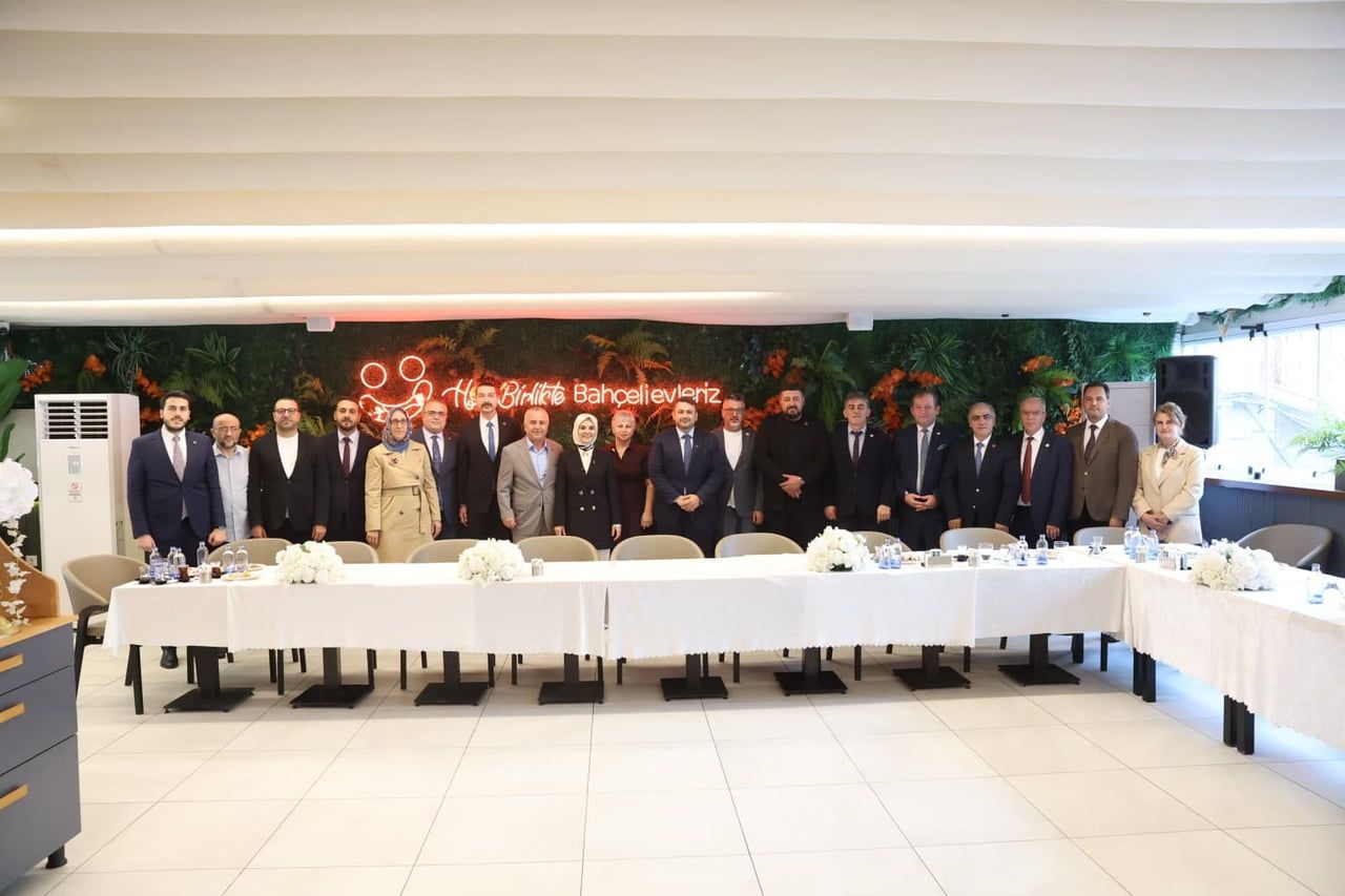 "TÜRKİYE YÜZYILI BULUŞMALARI" KAPSAMINDA BAHÇELİEVLER'DE MUHTARLA BİR ARAYA GELEN AİLE VE SOSYAL...