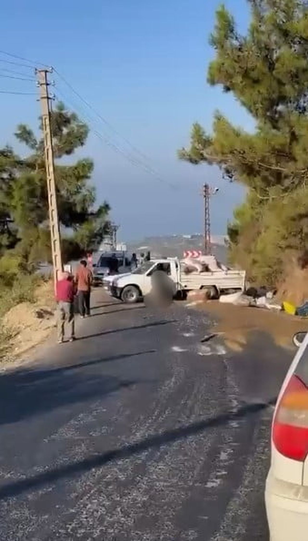 ANTALYA’NIN ALANYA İLÇESİNDE SEYİR HALİNDEYKEN SOL ARKA LASTİĞİ PATLAYAN KAMYONETİN KAZA YAPMASI...