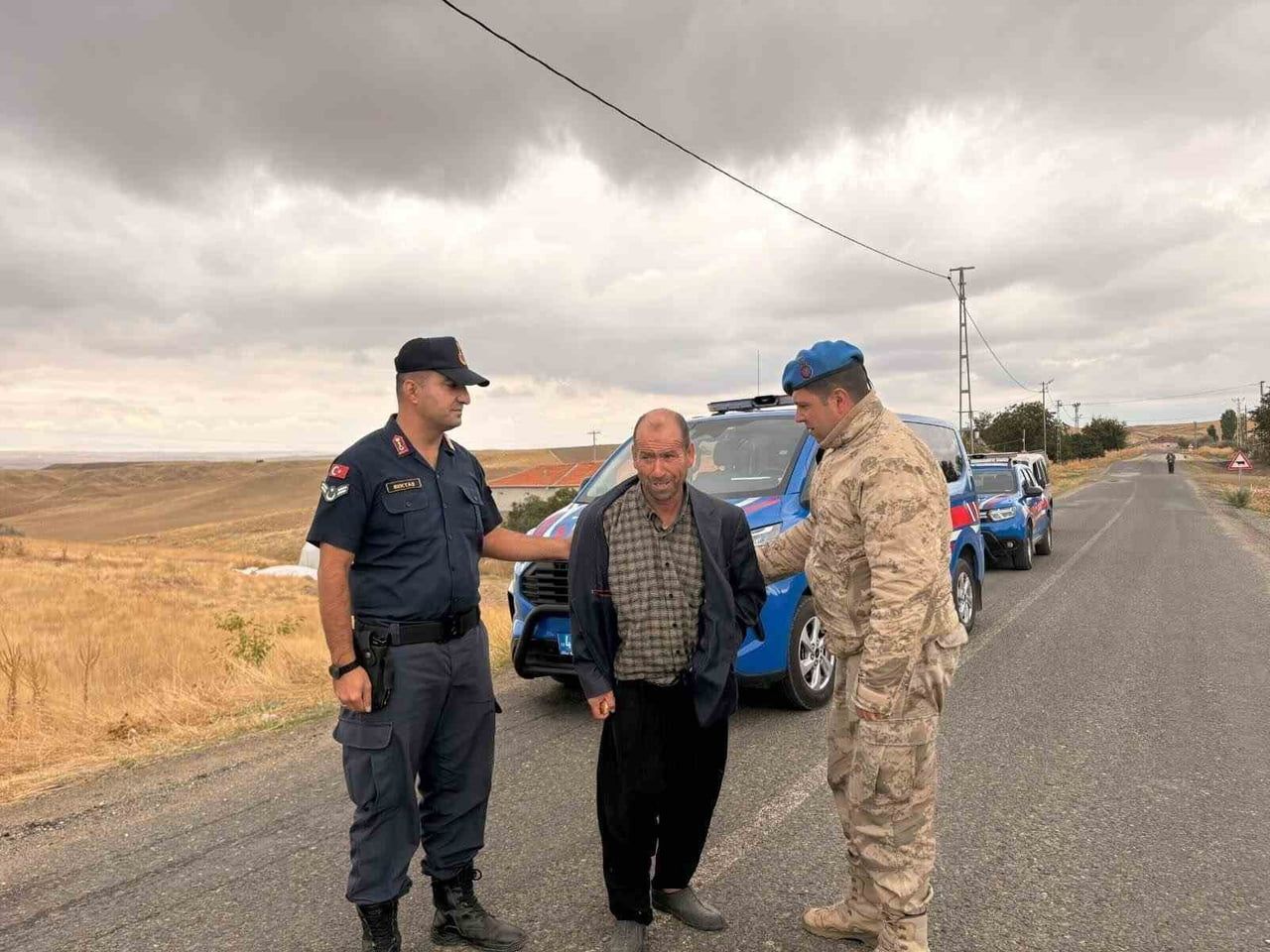 KIRŞEHİR'DE KAYBOLAN ZİHİNSEL ENGELLİ VATANDAŞ, JANDARMA EKİPLERİNİN DRON DESTEKLİ ARAMA ÇALIŞMASI...