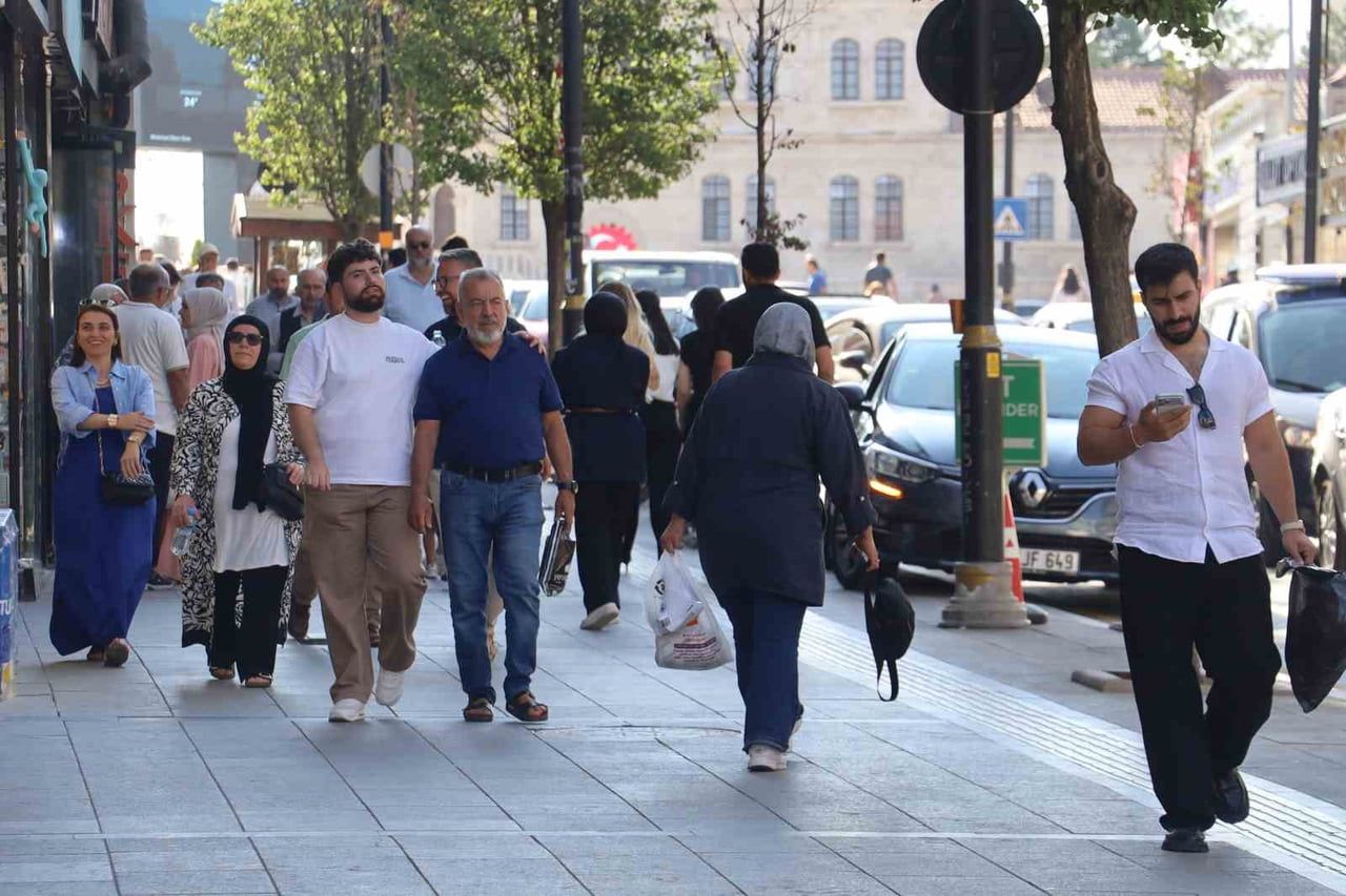SİVAS ESNAFI YAZ AYLARINDA BEKLENEN GURBETÇİ YOĞUNLUĞUNUN VE HEDEFLENEN KAZANCIN HER SENE...