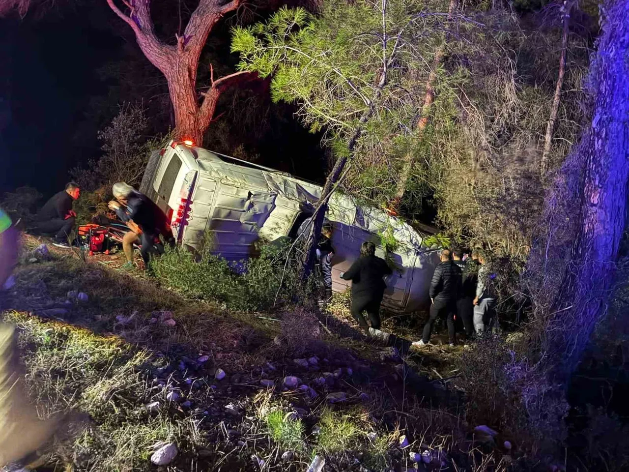 ANTALYA'NIN KUMLUCA İLÇESİNDE DAĞCI BİR EKİBİ TAŞIYAN MİNİBÜSÜN ŞARAMPOLE DEVRİLMESİ SONUCU SÜRÜCÜ...