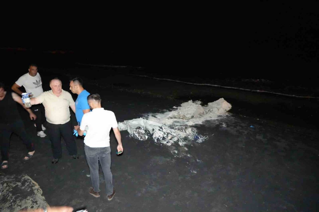 SAMSUN SAHİLİNDE KIYIYA VURAN ÇUVALLARDAN NE OLDUĞU HENÜZ BELİRLENEMEYEN TOZ HALİNDE MADDELER...