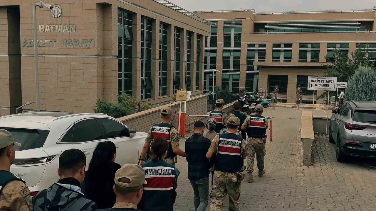 BATMAN MERKEZLİ YASA DIŞI BAHİS OPERASYONUNDA YAKALANAN 119 KİŞİDEN 80'İ TUTUKLANARAK CEZAEVİNE...