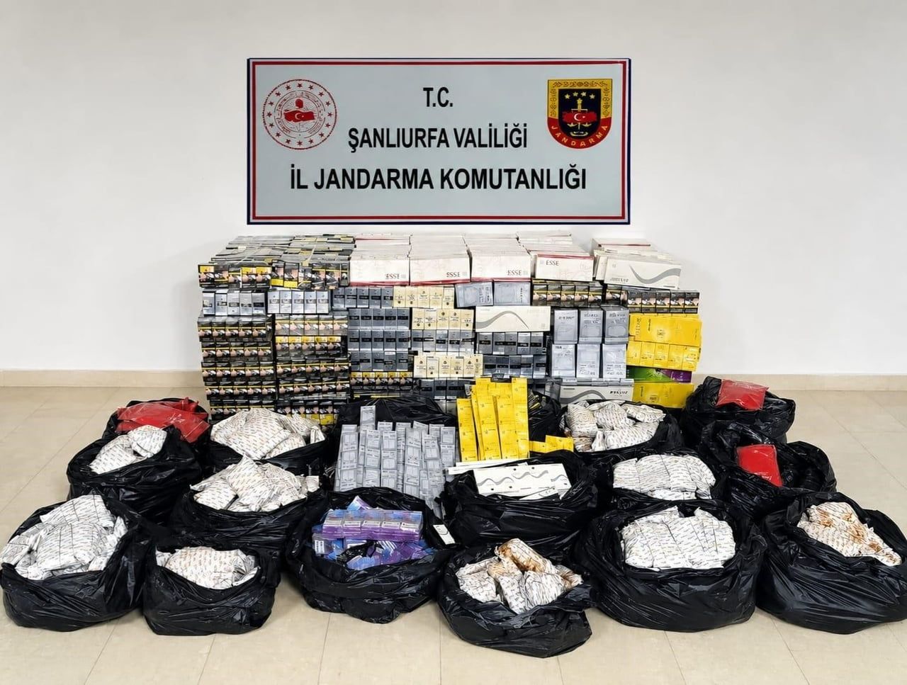 ŞANLIURFA'DA KAÇAK SİGARA VE TÜTÜN ELE GEÇİRİLDİ