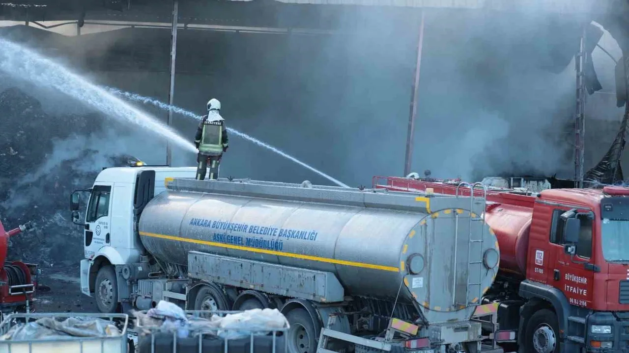 ANKARA’NIN KAHRAMANKAZAN İLÇESİNDEKİ PLASTİK ATIK GERİ DÖNÜŞÜM MERKEZİNDE YANGIN...