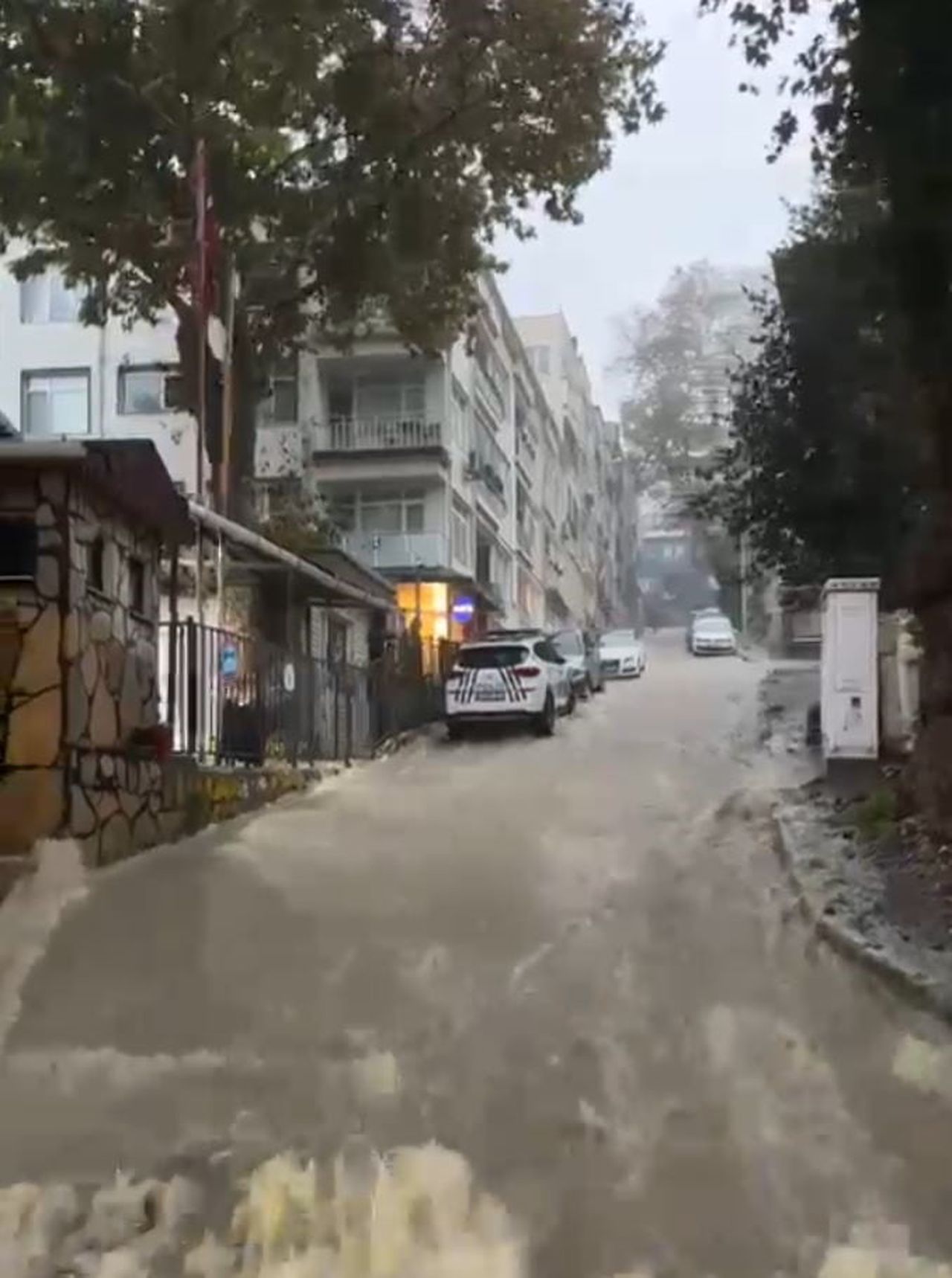 SARIYER’DE  SAĞANAK YAĞIŞ NEDENİYLE YOLLAR GÖLE DÖNDÜ. ŞELALEYİ ANDIRAN GÖRÜNTÜLER CEP TELEFONU...