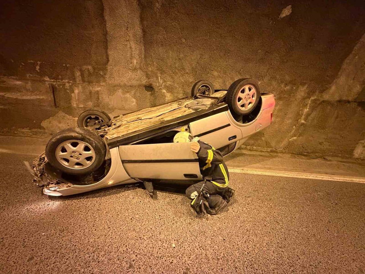 ZONGULDAK'IN KOZLU İLÇESİNDE DEĞİRMENAĞZI TÜNELLERİNDE KONTROLDEN ÇIKARAK TAKLA ATAN OTOMOBİLİN...