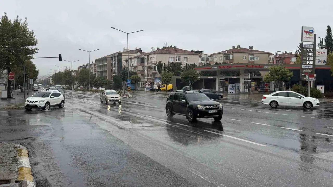LÜLEBURGAZ İLÇESİNDE SAĞANAK YAĞIŞ, CADDE VE SOKAKLARDA SU BİRİKİNTİLERİNE NEDEN OLDU