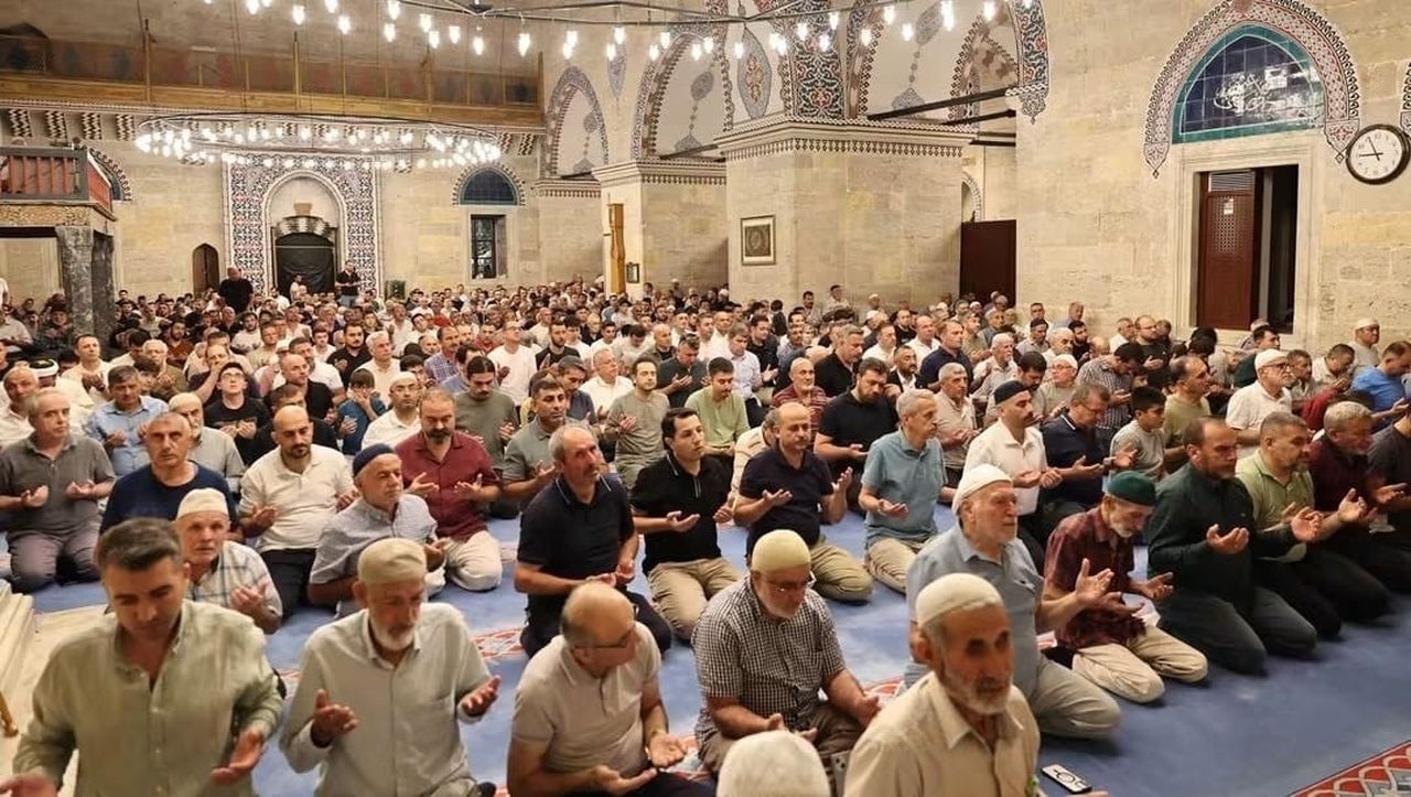 PEYGAMBER EFENDİMİZ HZ. MUHAMMED’İN (S.A.V) DOĞUM GECESİ OLAN MEVLİD KANDİLİ, AMASYA’DA DUALARLA...