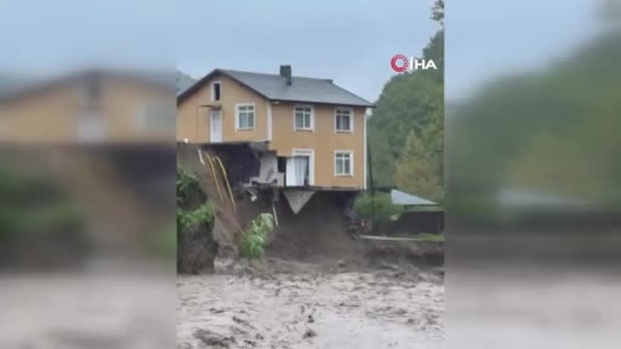 Sel suları dere kenarındaki evi böyle yıktı