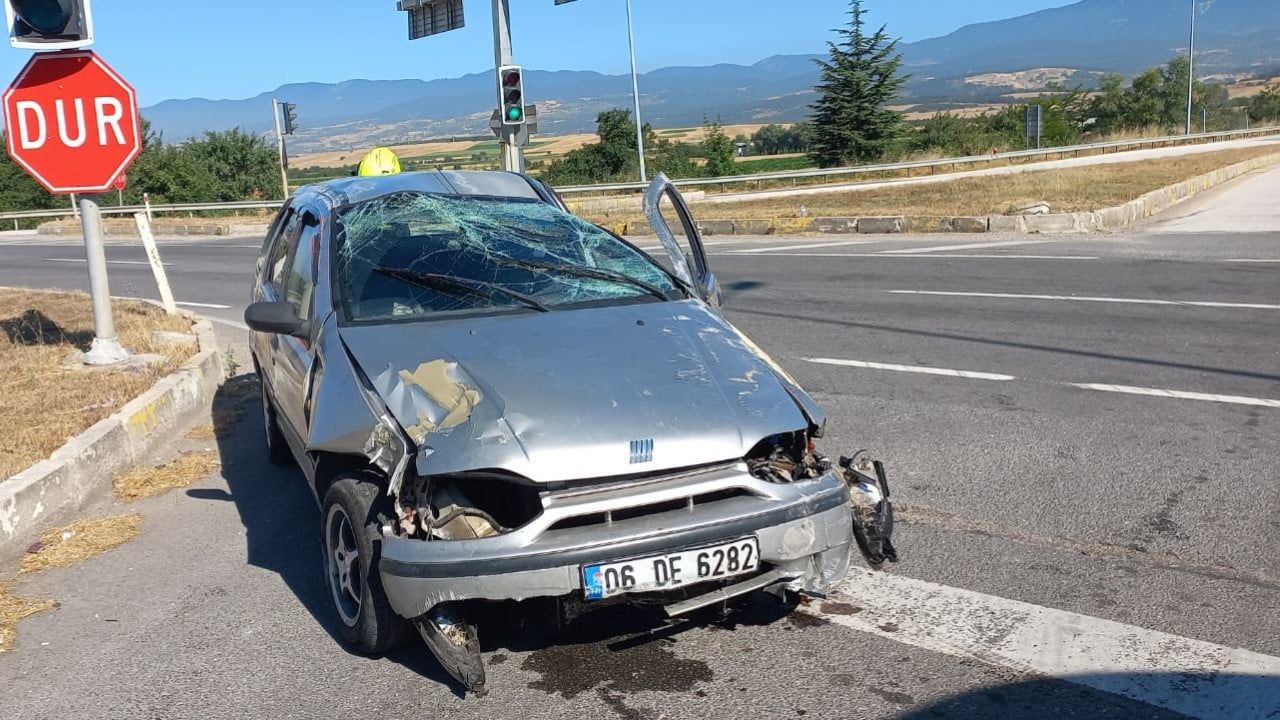 BOLU’DA SÜRÜCÜSÜNÜN KONTROLÜNDEN ÇIKAN OTOMOBİLİN REFÜJE ÇARPARAK TAKLA ATMASI SONUCU 5 KİŞİ...
