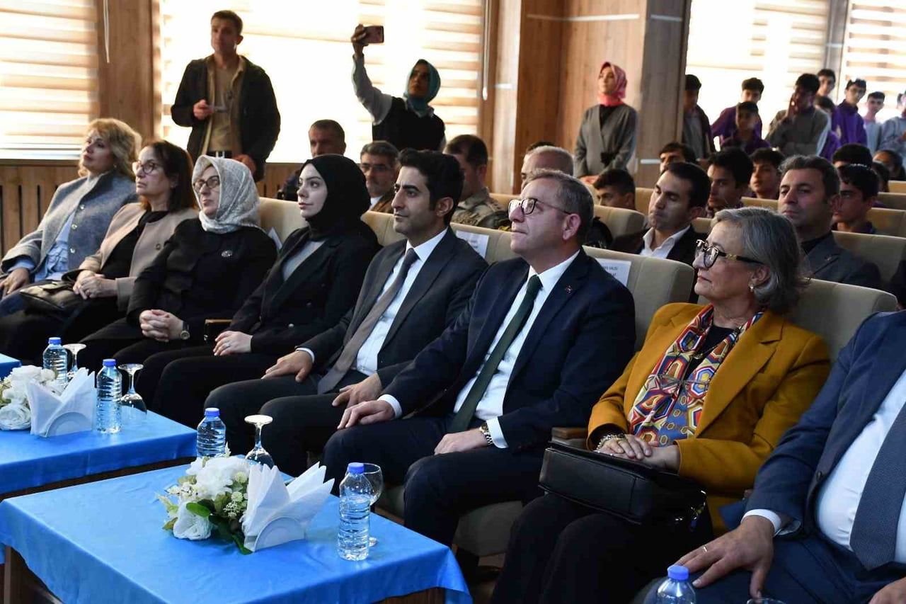 SARIKAMIŞ’TA FEN LİSESİ’NE “YAŞAYAN KÜTÜPHANE” KAZANDIRILDI(KARS-İHA)