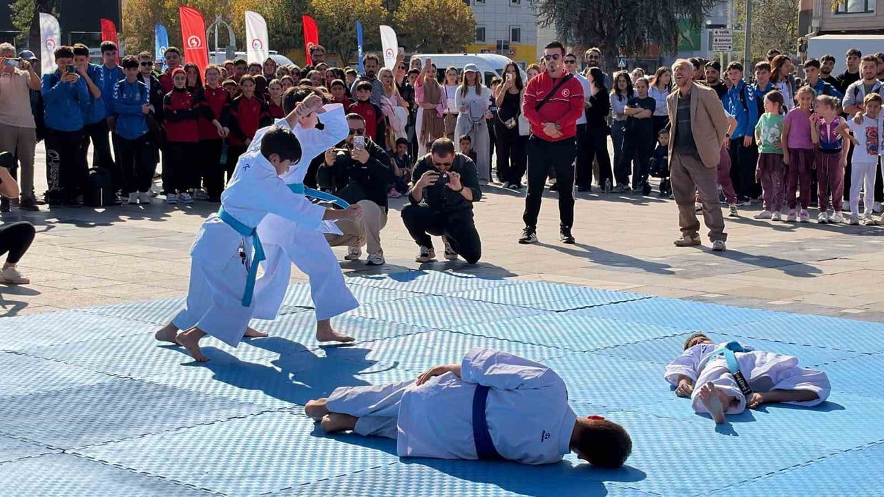 DÜZCE’DE AMATÖR SPOR HAFTASI ETKİNLİKLERİNDE SPORCULARIN GÖSTERİLERİ ALANDA BULUNANLARIN...