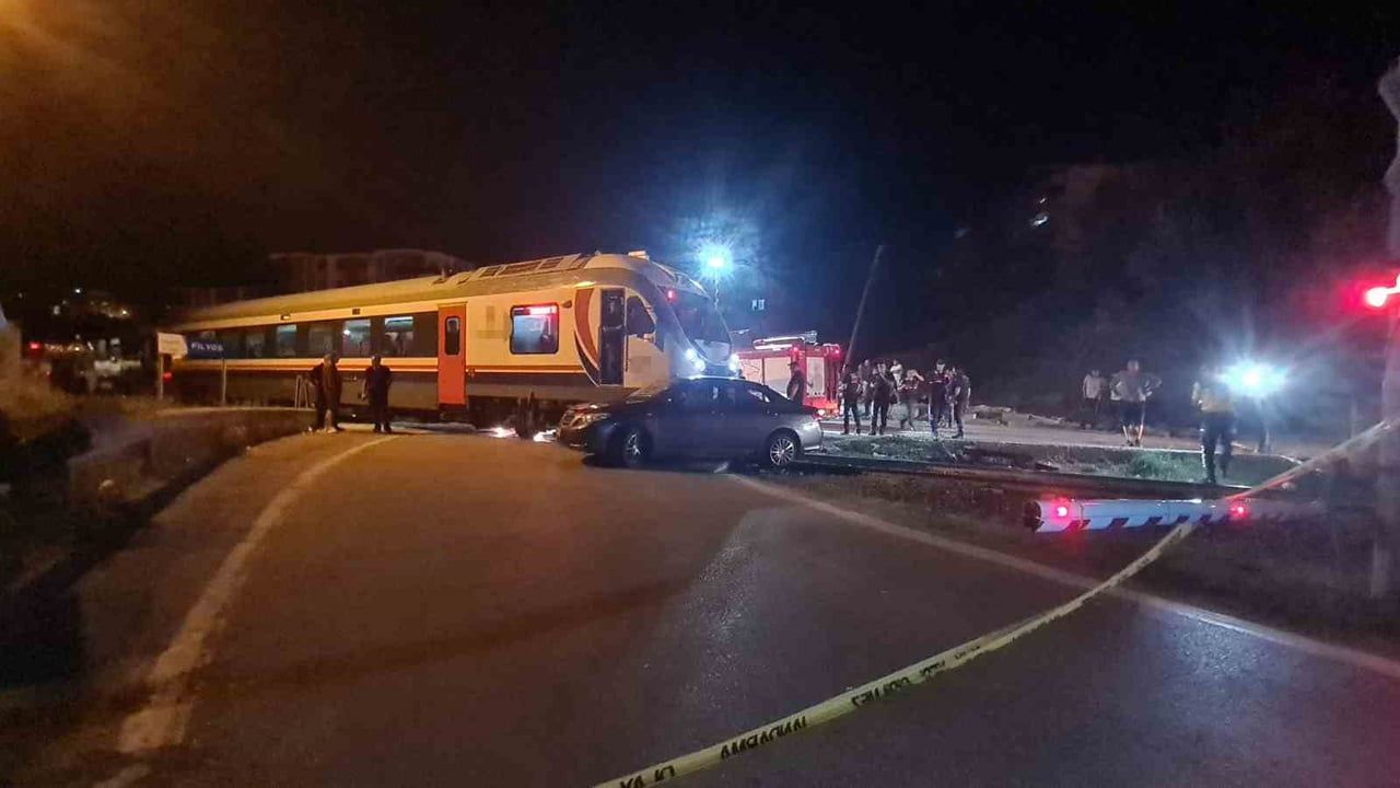 ZONGULDAK’TA BİR YOLCU TRENİ HEMZEMİN GEÇİTTEN GEÇMEYE ÇALIŞAN OTOMOBİLLE ÇARPIŞTI. KAZADA ARAÇTA...