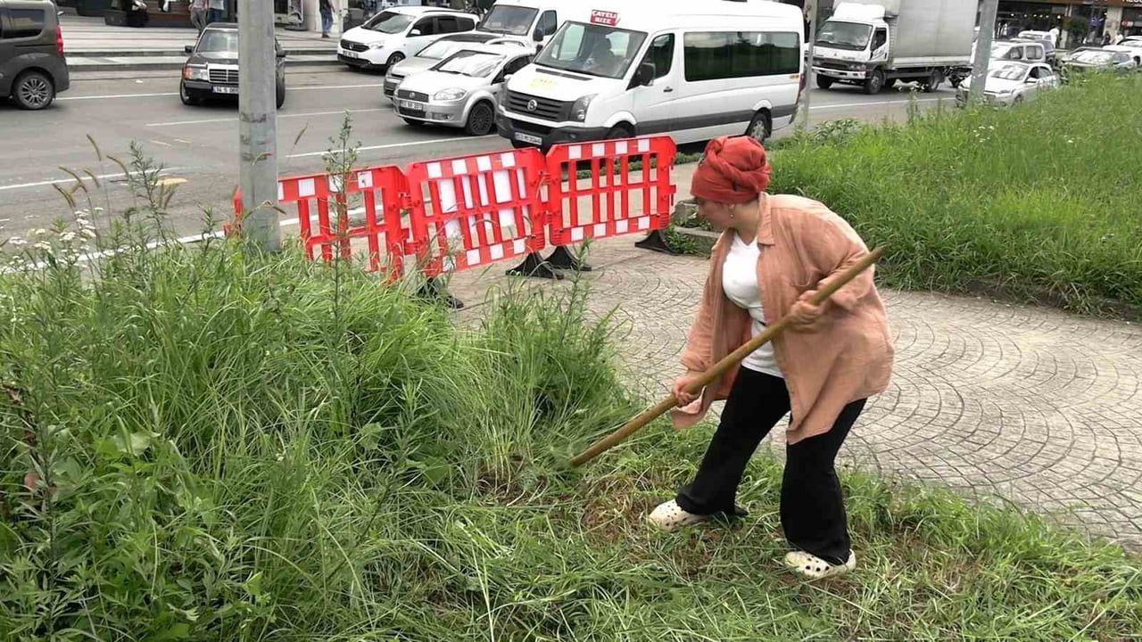 RİZE'DE GEÇİMİNİ HAYVANCILIKLA SAĞLAYAN ZEYNEP CENGİZ, HAYVANLARININ YEM İHTİYACINI KARŞILAMAK...