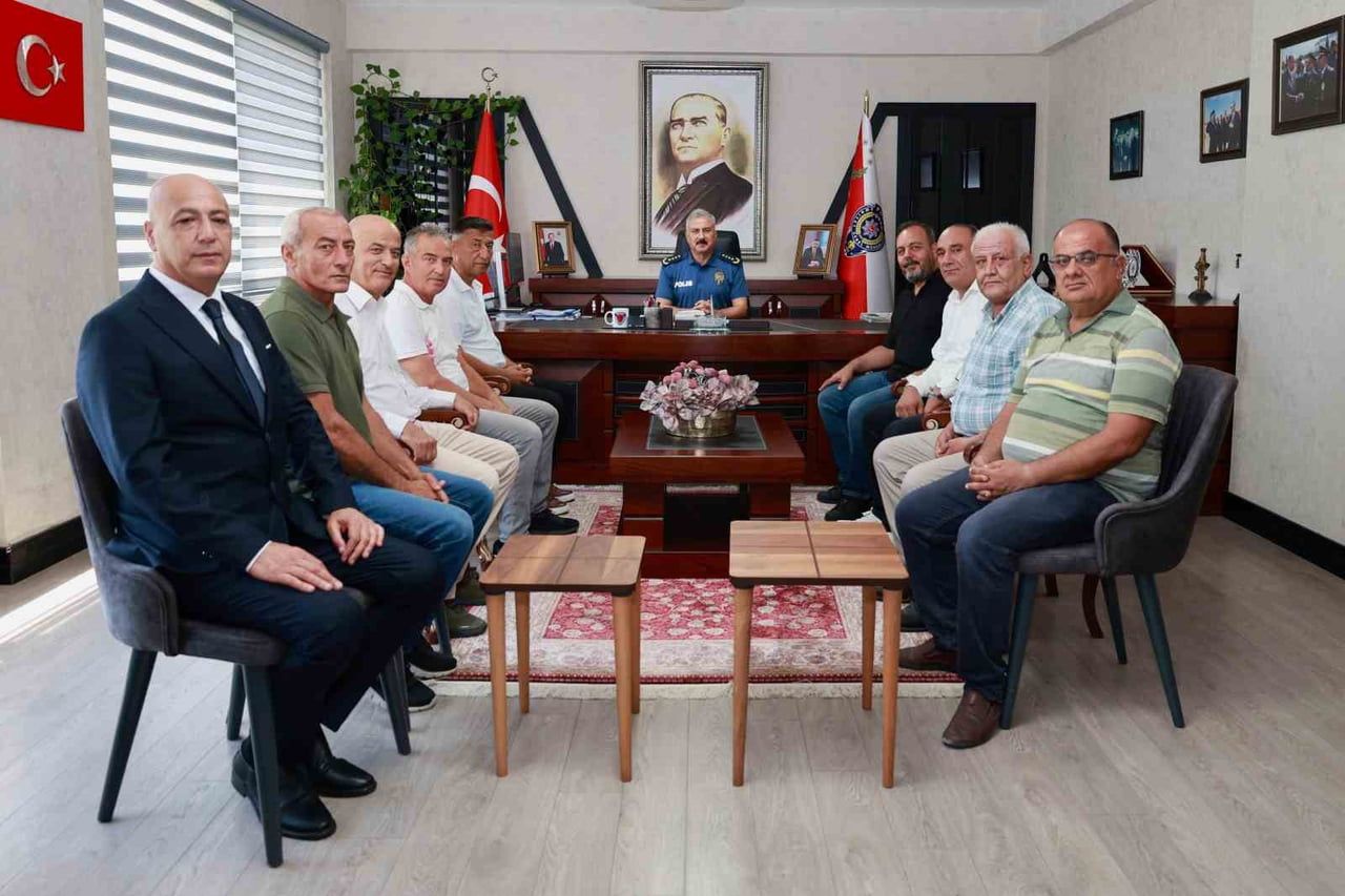 MERSİN İL EMNİYET MÜDÜRÜ FAHRİ AKTAŞ, YAŞ HADDİ NEDENİYLE EMEKLİYE AYRILAN MESLEKTAŞLARIYLA BİR...