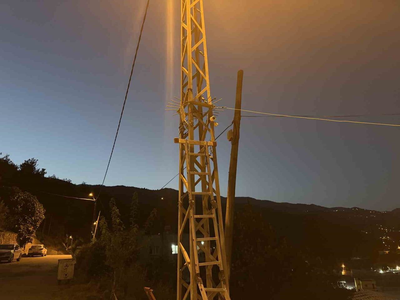 OSMANİYE’DE ELEKTRİK DİREĞİNE KAMERA TAKARKEN AKIMA KAPILAN İŞÇİ AĞIR YARALANDI
