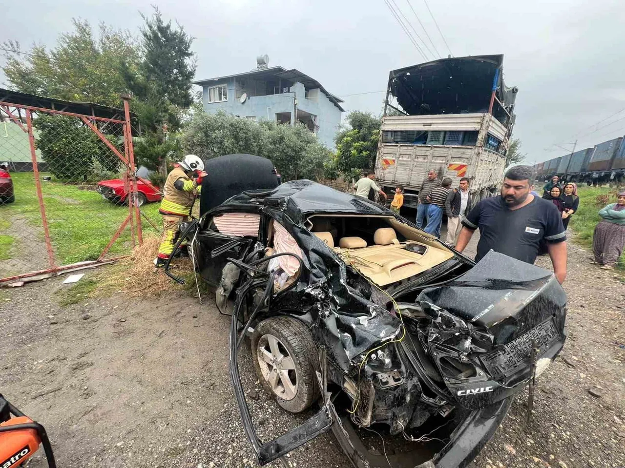HATAY’IN DÖRTYOL İLÇESİNDE TREN İLE OTOMOBİL ÇARPIŞTI. TRENİN ÇARPTIĞI OTOMOBİLDEKİ 2 KİŞİ...