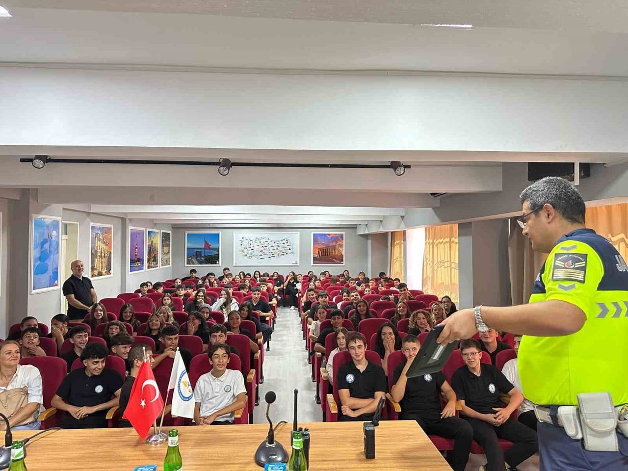 KUŞADASI'NDA ÖĞRENCİLERE TRAFİK VE MOTOSİKLET GÜVENLİĞİ SEMİNERİ