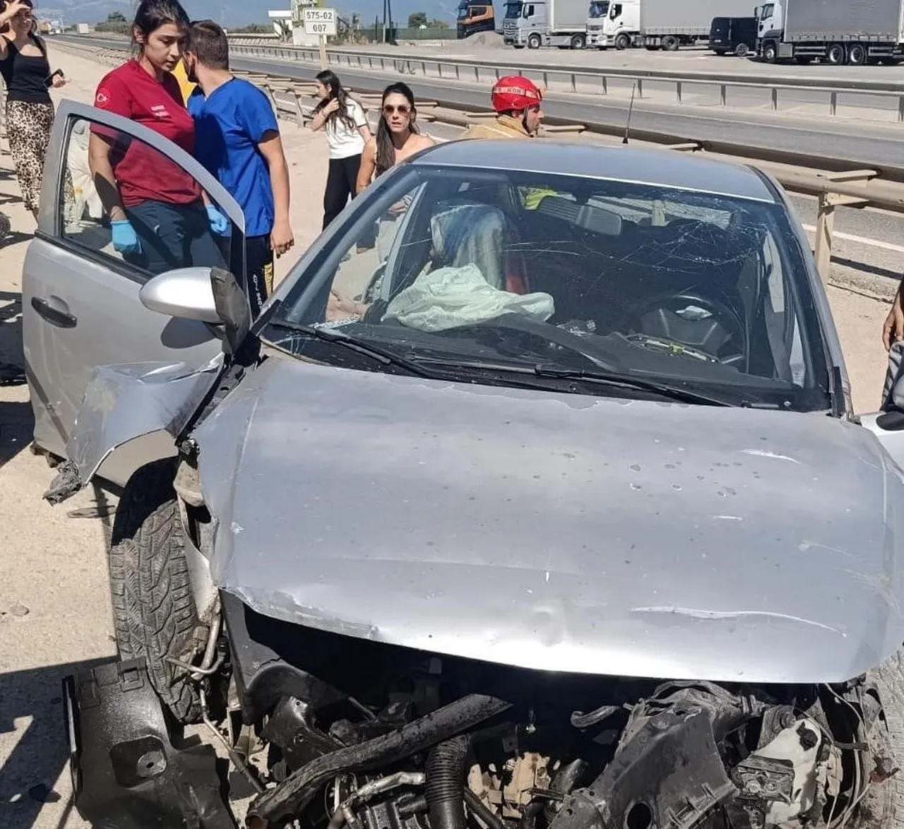 ORHANGAZİ İLÇESİNDE KONTROLDEN ÇIKAN OTOMOBİL, SAVRULARAK BARİYERLERİ AŞTI VE ORTA REFÜJE GİRDİ....