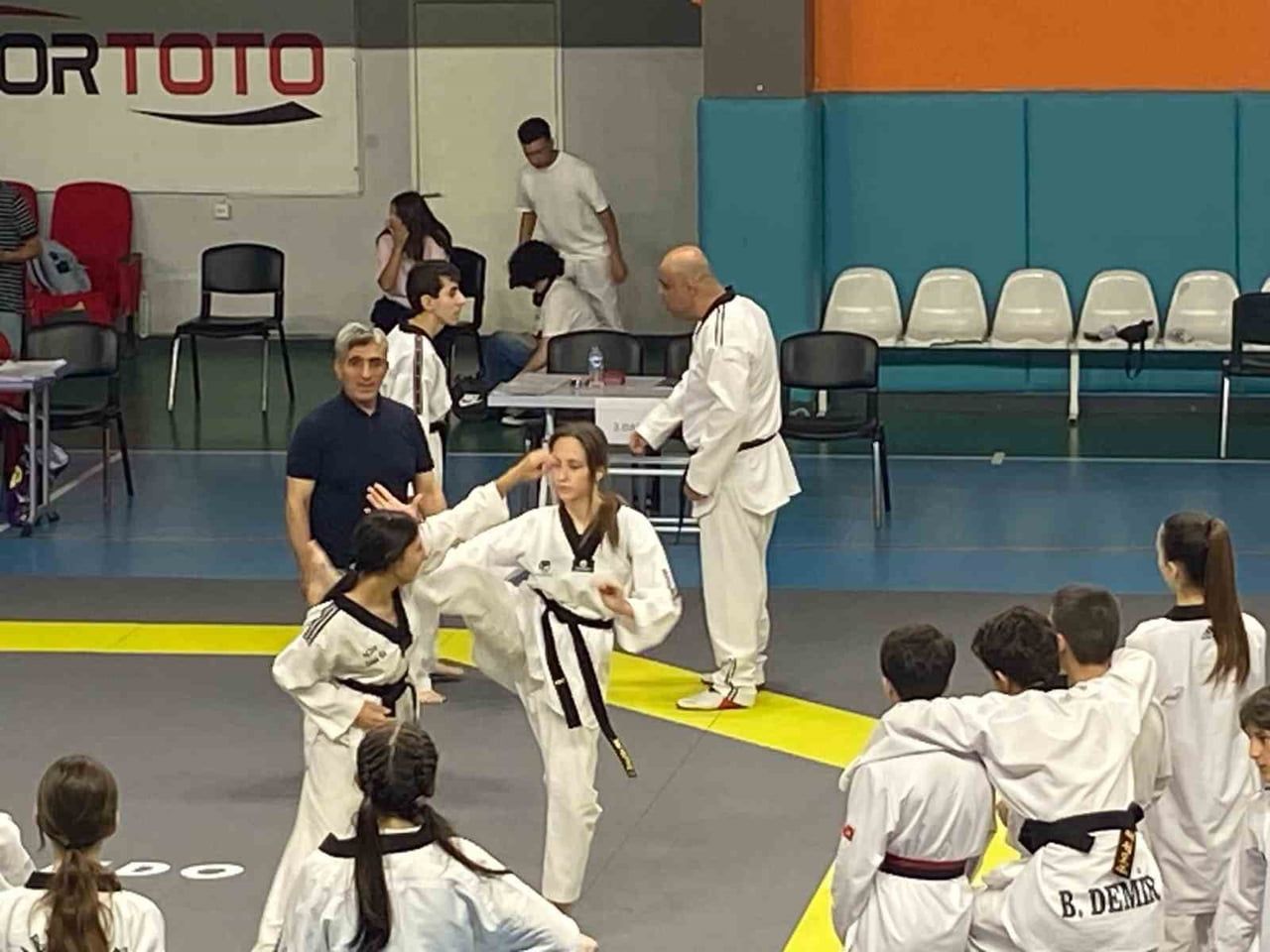 ERZURUM'UN OLTU İLÇESİNDE TAEKWONDO SPORUYLA UZUN YILLARDIR İLGİLENEN GENÇ SPORCU SEMANUR DURAN...