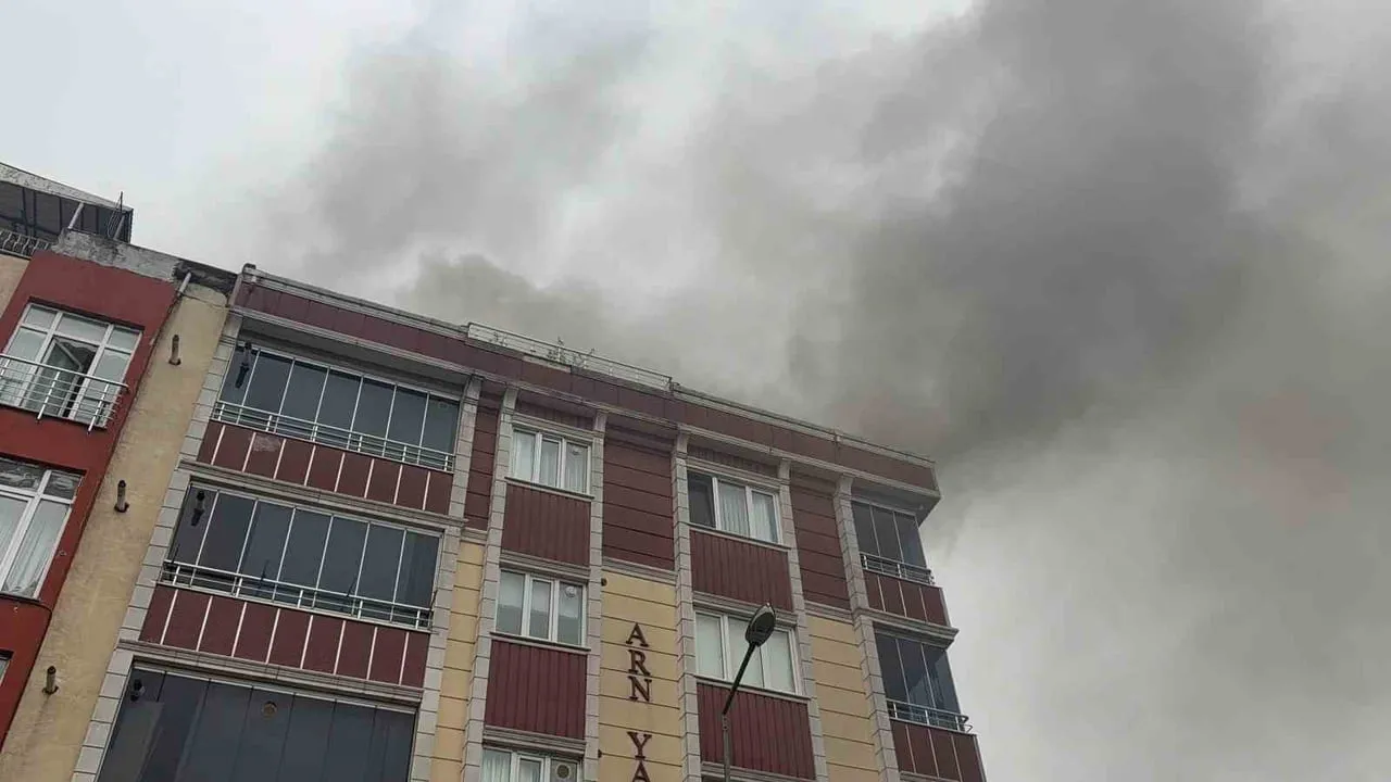 ARNAVUTKÖY’DE 5 KATLI BİR BİNANIN ÇATI KATINDA ÇIKAN YANGIN, RÜZGARIN ETKİSİYLE BÜYÜYEREK...