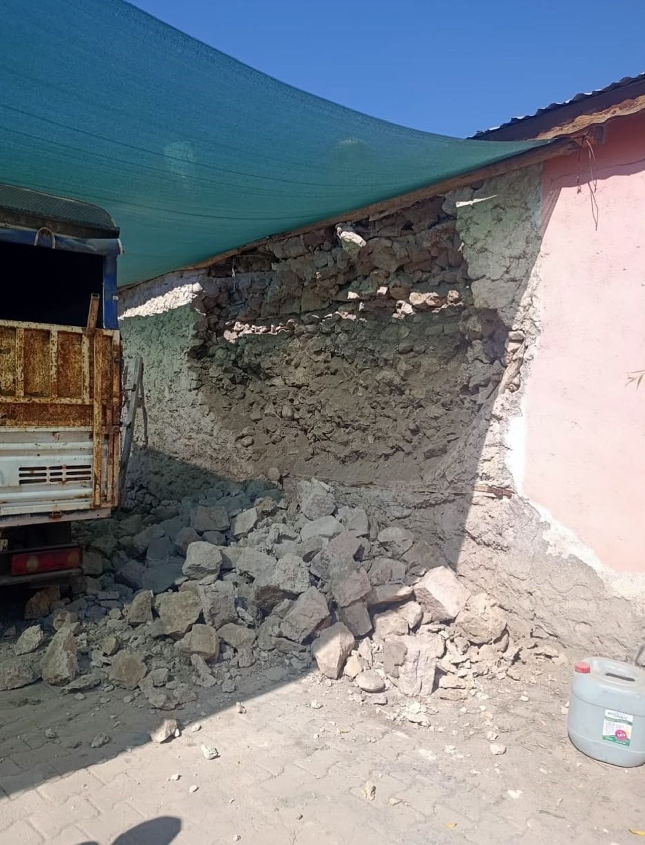 KAYSERİ’NİN PINARBAŞI İLÇESİNDE MEYDANA GELEN 4.1 BÜYÜKLÜĞÜNDE DEPREMİN ARDINDAN BAZI EVLERDE...