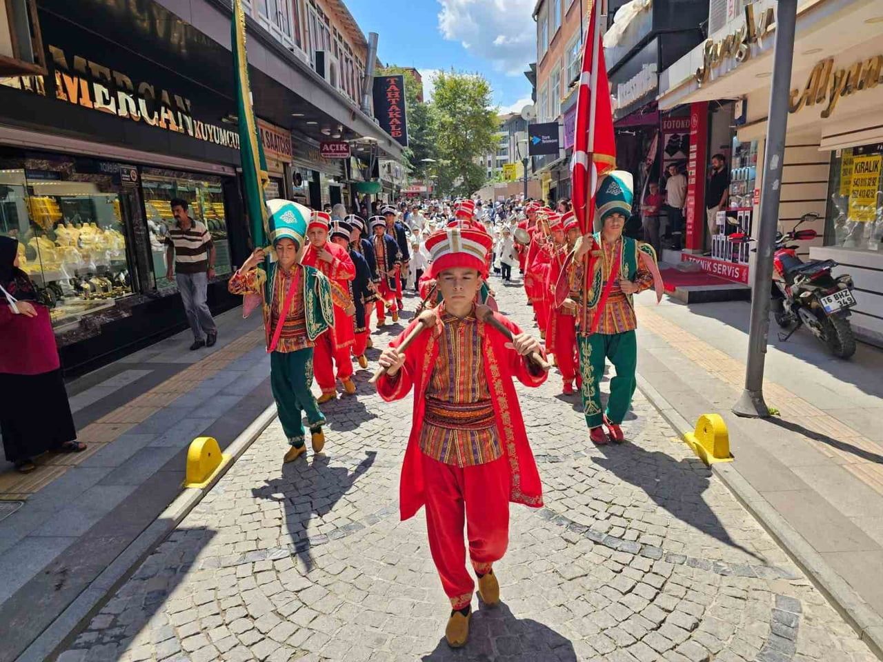 GÖLCÜK BELEDİYESİ'NİN GELENEKSEL SÜNNET ŞÖLENİ KAPSAMINDA 104 ÇOCUK ERKEKLİĞE İLK ADIMINI ATTI....