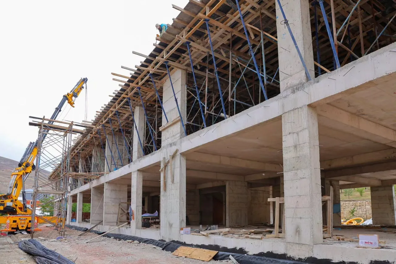 BAYBURT’TA 3 OKULUN YAPIMI DEVAM EDİYOR