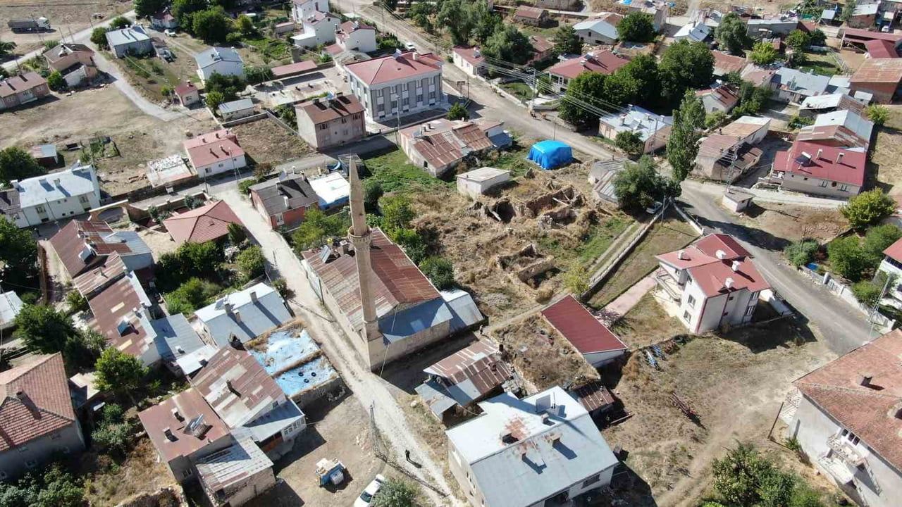 SİVAS’IN İŞHANI KÖYÜ’NDE GEÇMİŞTE ERMENİ CEMAATİ TARAFINDAN KİLİSE OLARAK KULLANILAN YAPI, 1984...